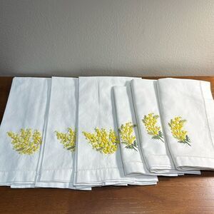 This bundle includes a total of six items: three napkins and three placemats.